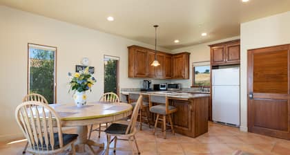 Vistas ocultas Mission Style Cottage en 10 acres
