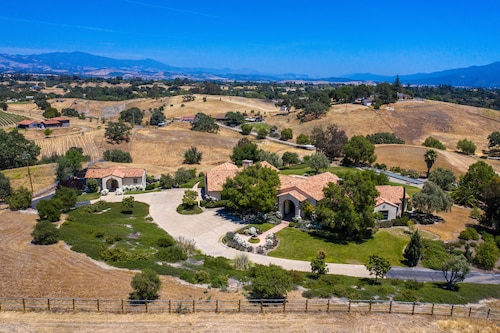 Piilotetut näkymät Mission Style -mökki 10 hehtaarilla