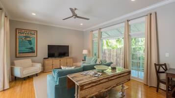 智能电视、书、立体声音响