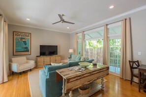 Téléviseur connecté, livres, chaîne audio