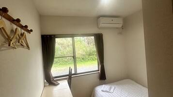 Zimmer (Semi-double) | Laptopgeeigneter Arbeitsplatz, kostenloses WLAN, Bettwäsche