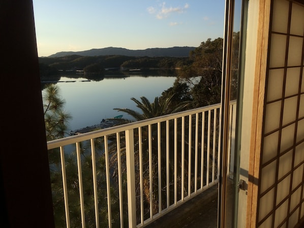 Traditional-Zimmer (Japanese Style, with sea/railway view)