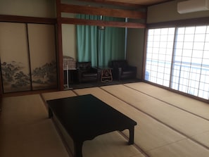 Traditional-Zimmer (Japanese Style, with sea/railway view)