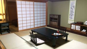 In-room safe, desk, free WiFi