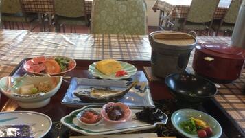 Daily full breakfast (JPY 1500 per person)