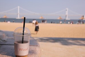 In Strandnähe, weißer Sandstrand