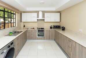 Apartament familiar, 3 dormitoris | Cuina privada | Frigorífic gran, microones, forn i placa de cuina