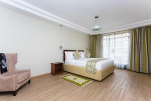 Apartament executiu, 2 dormitoris (With an office) | Llençols de cotó egipci i roba de llit d'alta qualitat