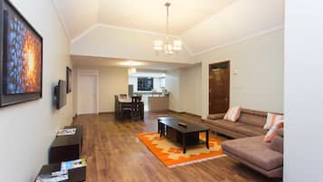 Appartement Exécutif, 2 chambres (With an office) | Coin séjour | Télévision à écran plat