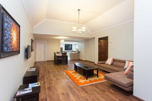 Apartament executiu, 2 dormitoris (With an office) | Sala d'estar | Televisor de pantalla plana