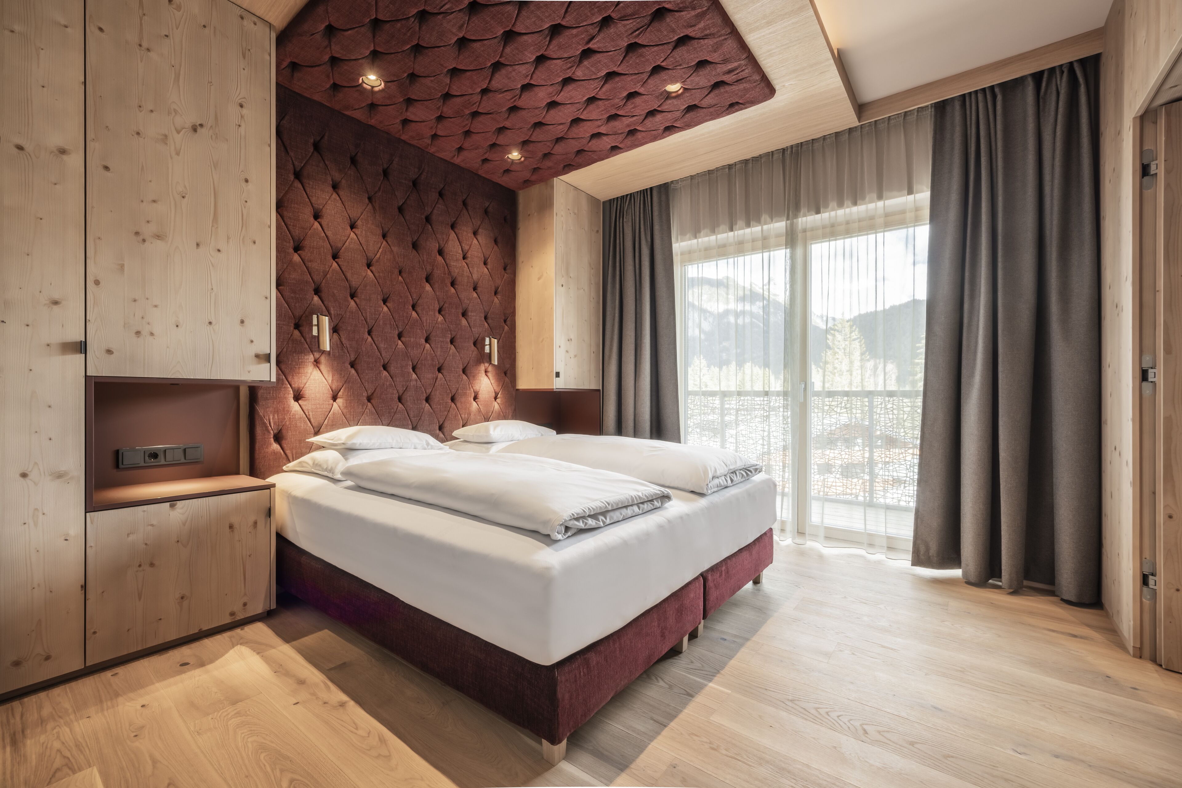 suite, mountain view | hypo-allergenic bedding, in-room safe, desk, free wifi