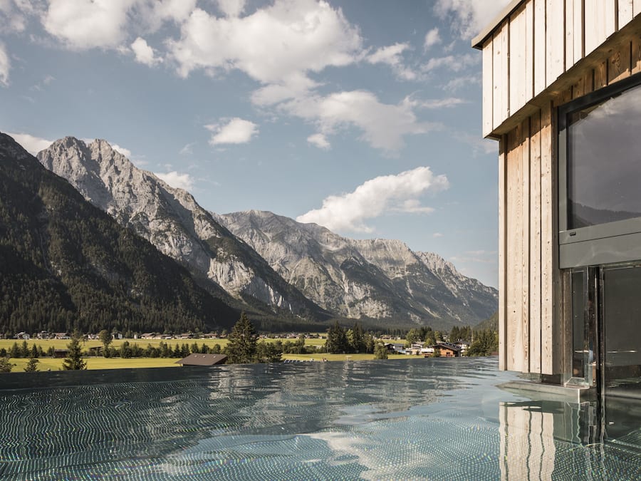 Una piscina techada, una piscina al aire libre