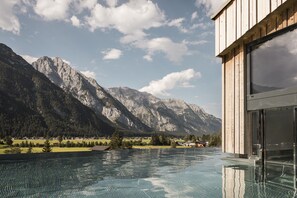 Indoor pool, outdoor pool, sun loungers - Hotel Kristall (Leutasch)