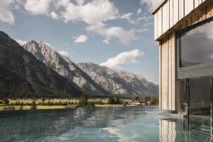 Una piscina techada, una piscina al aire libre
