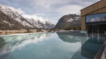 Piscine couverte, piscine extérieure, chaises longues