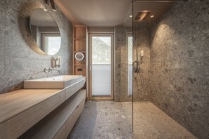 Suite, Mountain View | Hypo-allergenic bedding, in-room safe, desk, free WiFi - Hotel Kristall (Leutasch)
