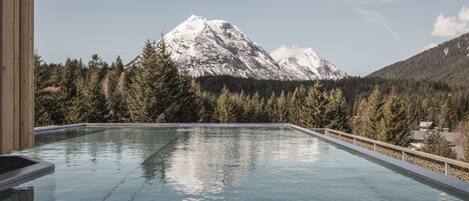 Innenpool, Außenpool, Liegestühle