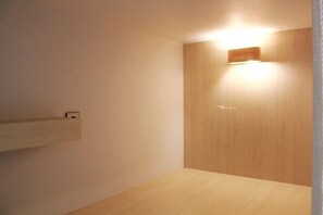 Dormitorio compartido básico, solo para mujeres, no fumadores | Wifi gratis y ropa de cama