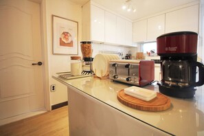 Basic Shared Dormitory, Women only, Non Smoking | Shared kitchen | Shared fridge, microwave - MTT Guest House - Hostel (Seoul)