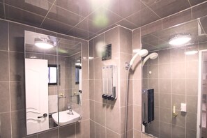 Economy Shared Dormitory, Women only | Bathroom | Free toiletries, towels - MTT Guest House - Hostel (Seoul)