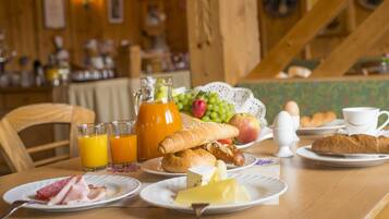 Free daily continental breakfast