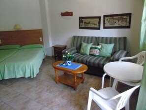 Standard Studio | Minibar, desk, free cribs/infant beds, free WiFi