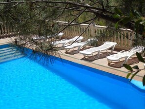 Piscine extérieure en saison