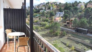 A balcony with a view of a hillside village. - Apartamentos Turisticos Cumbres Verdes (La Zubia)