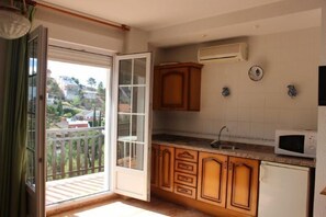 Studio Standard | Cuisinette privée | Réfrigérateur, four à micro-ondes, un four, surface de cuisson