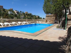 Una piscina al aire libre de temporada
