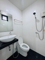 Studio | Bathroom | Shower, free toiletries, towels