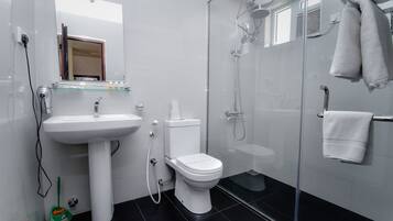 Deluxe Family Room | Bathroom