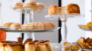 Se sirven desayunos y cocina internacional