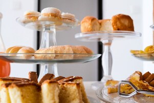 Se sirven desayunos y cocina internacional