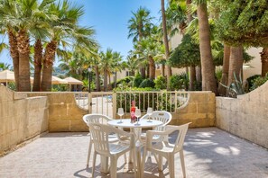 Outdoor dining - Ta Frenc Apartments (Ghasri)