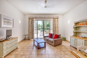 Flat-screen TV - Ta Frenc Apartments (Ghasri)