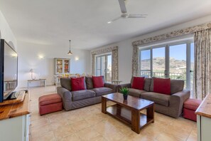 Flat-screen TV - Ta Frenc Apartments (Ghasri)