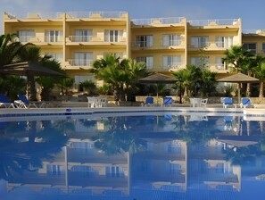 Outdoor pool - Ta Frenc Apartments (Ghasri)