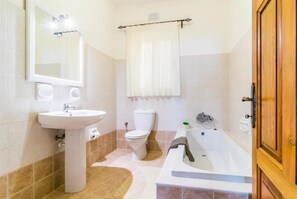 Combined shower/tub, towels