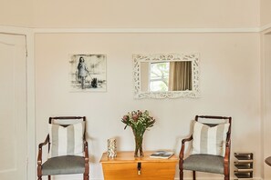 Chambre Double Supérieure, 1 grand lit, baignoire | Coin séjour | Télévision à écran plat