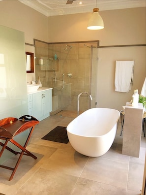 Deluxe Double Room, 1 Double Bed, Bathtub | Bathroom | Free toiletries, towels - Maison Jacaranda (Randburg)