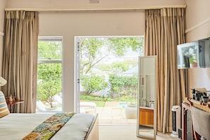 Superior Double Room, 1 Queen Bed, Bathtub | Garden view