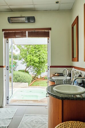 Superior Double Room, 1 Queen Bed, Bathtub | Private spa tub