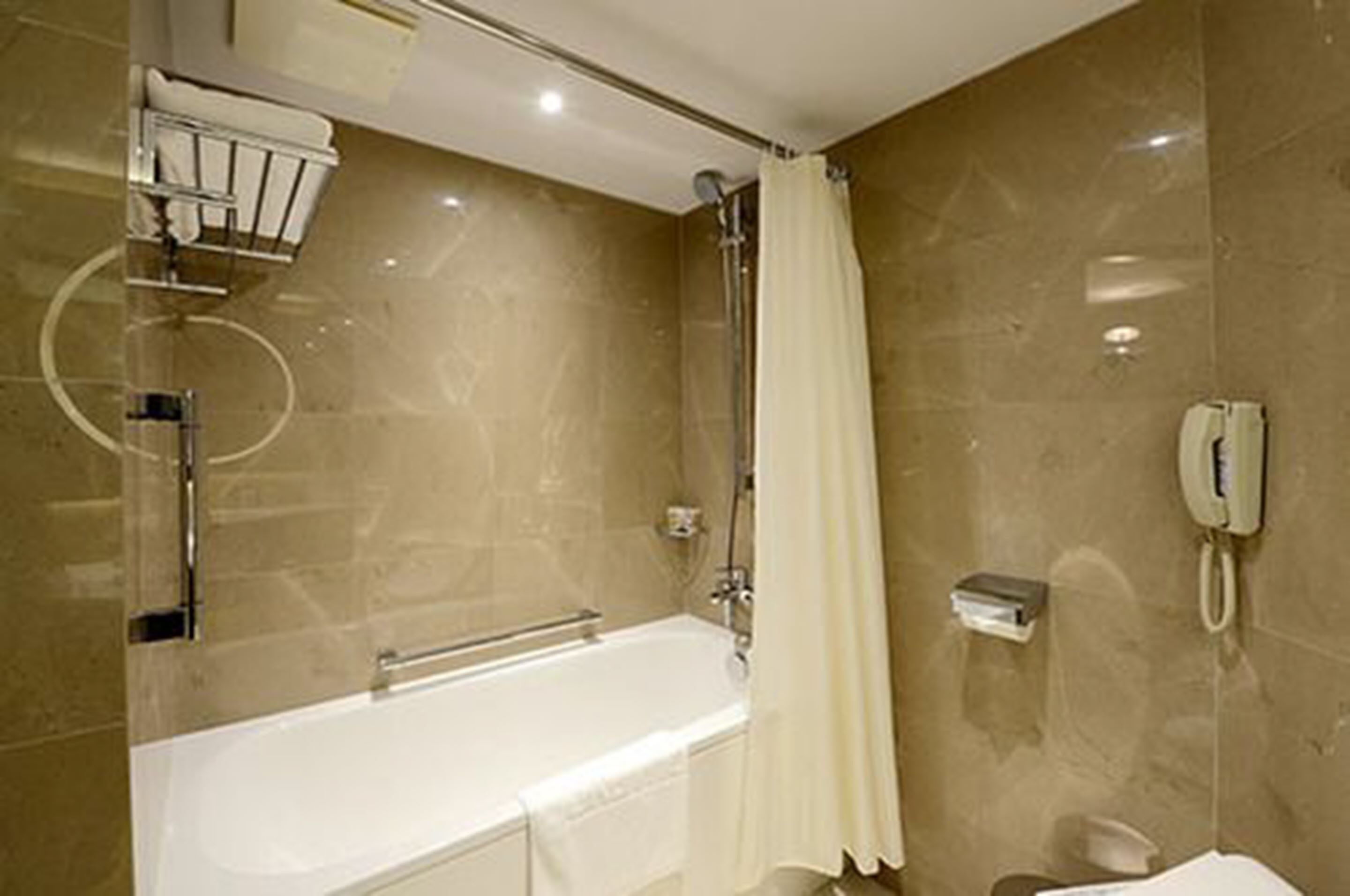 combined shower/bathtub, deep-soaking bathtub, hair dryer, slippers