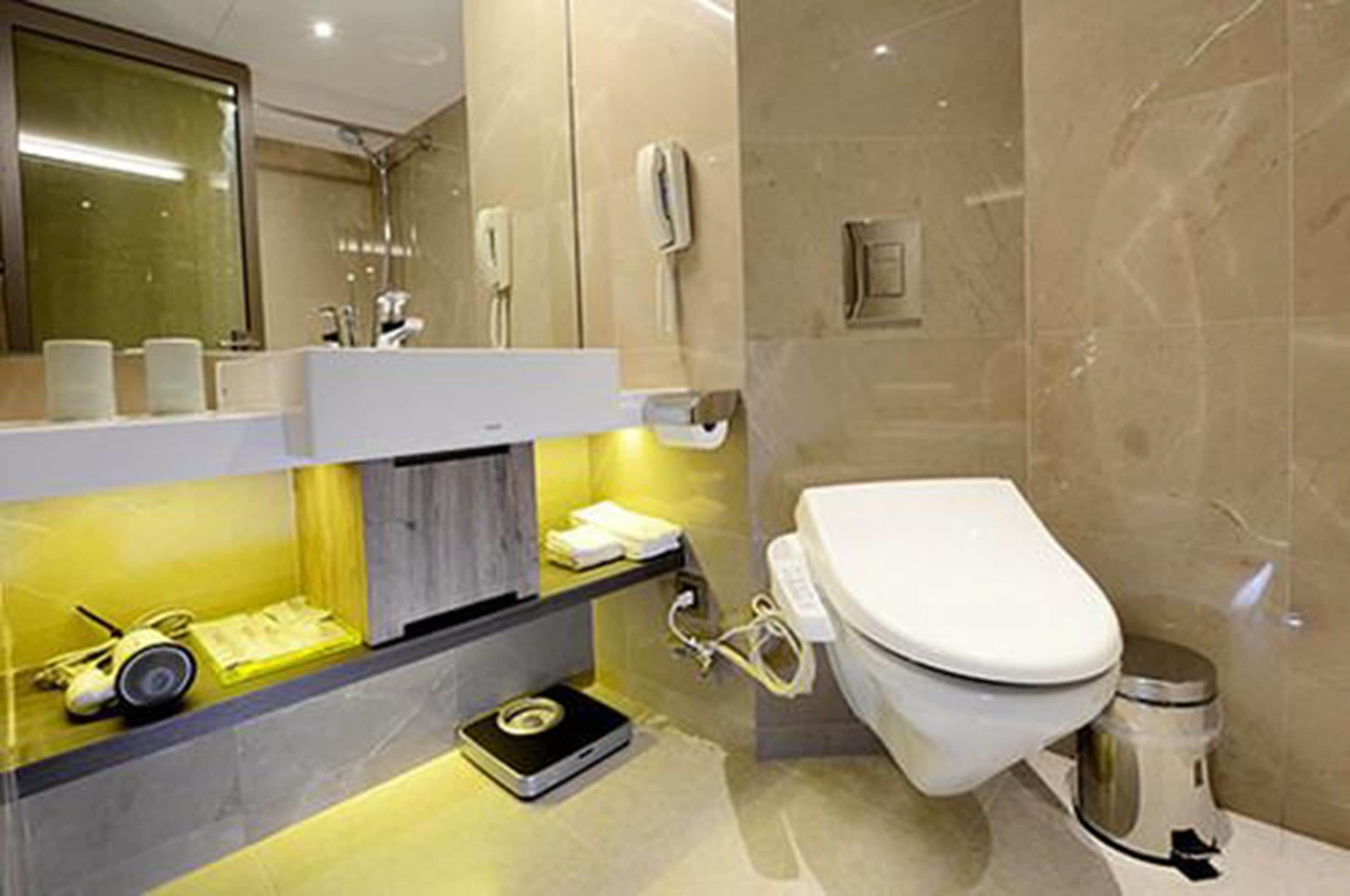 combined shower/bathtub, deep-soaking bathtub, hair dryer, slippers