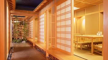 7 間餐廳,供應午餐和晚餐,日本料理