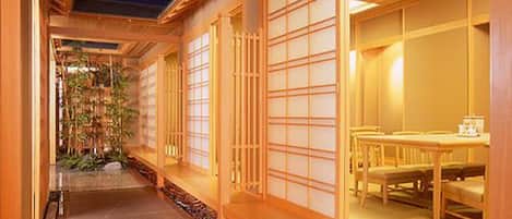 7 restauranter, lunsj og middag serveres, japanske retter