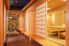 7 restaurantes, se sirven comidas, cenas y cocina japonesa