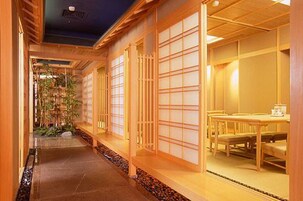 7 間餐廳，供應午餐和晚餐，日本料理
