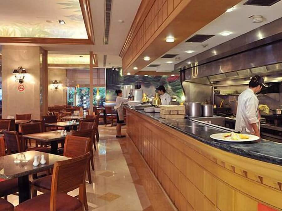 7 restaurants, lunch, dinner served; Japanese cuisine